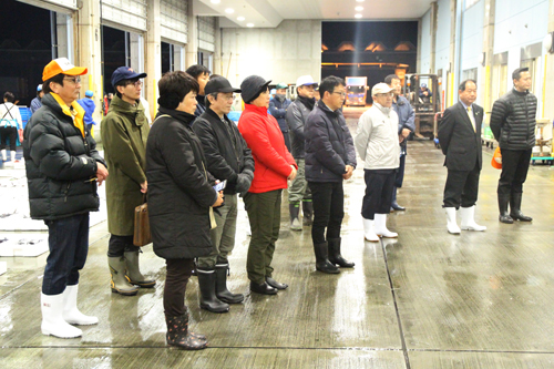 市場・議会・行政関係者が見守るなか、初競り式は行われた