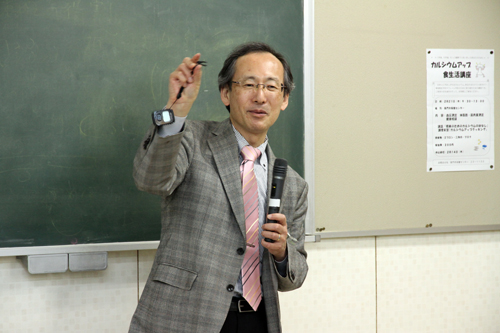 説明会では伊香賀教授が調査の内容を市職員に説明