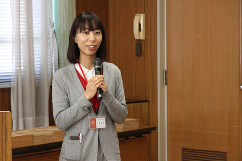 東京おもちゃ美術館の吉原さんがおもちゃを使った自己紹介の方法を紹介