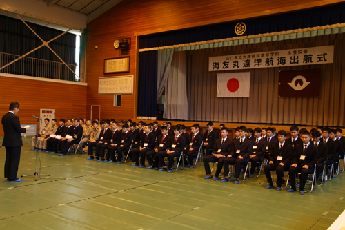 実習生たちは、マグロはえ縄操業や魚市場見学、えひめ丸の慰霊碑訪問などを行う