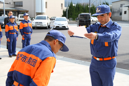 村部消防団長から目録を受け取る中野部隊長