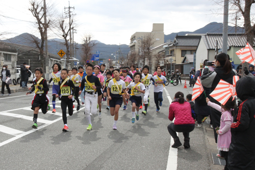 小学生、一般女子の部は八坂神社前をスタート