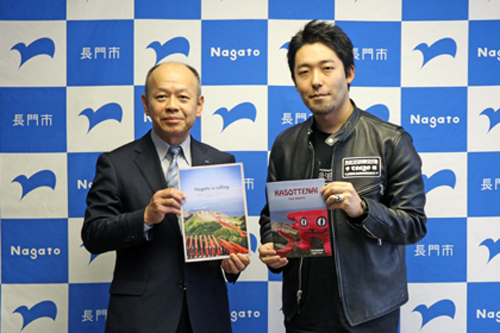 長門市役所を表敬訪問したオリエンタルラジオの中田敦彦さん