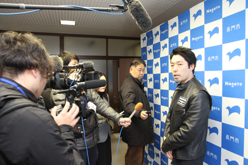 報道陣から質問を受ける中田さん