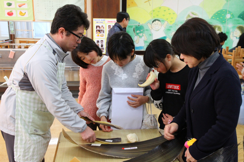 くじらの髭も展示され、興味深々の児童