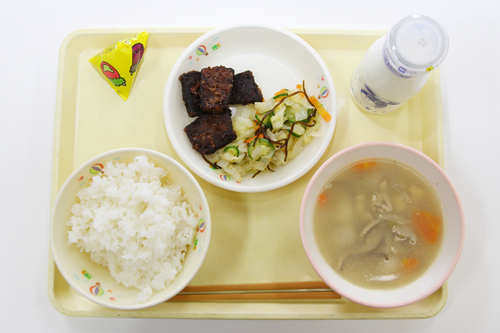 提供されたくじら給食「くじらの竜田揚げ、けんちん汁、塩昆布和え、節分豆、ご飯、牛乳」