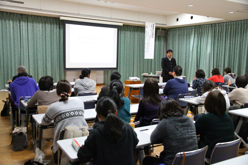 保護者や支援者ら約100名が聴講に訪れた。写真は支援者向けの講演の様子