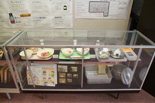 学校給食の変遷をレプリカにして展示。小学生だった当時を思い出させる