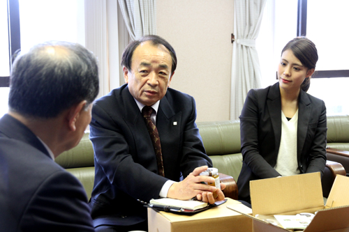 商品の説明をする株式会社かな川の金川敏治代表取締役