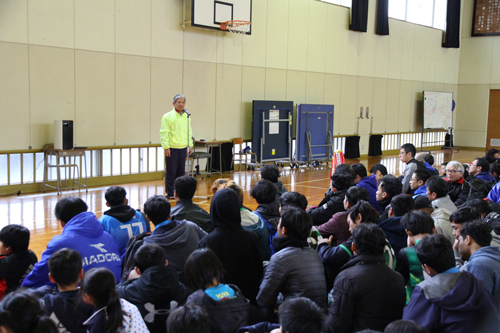 「ファミリーやチームが気軽に親しんでもらえるような駅伝であれば」と日置スポーツ振興会の永尾敏明会長