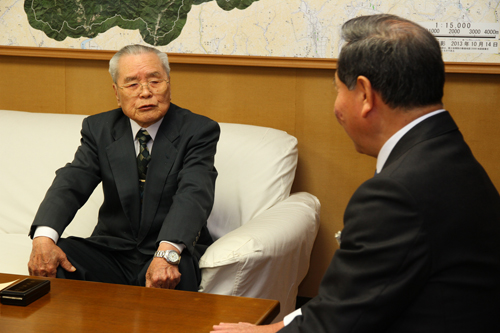油谷町議会合併問題研究会では、会長として油谷町議会の調整役を果たした