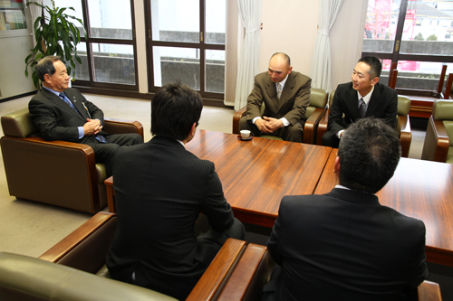 全国大会に向けては、持久力を高めるため、長く綱を引く練習をしているとという