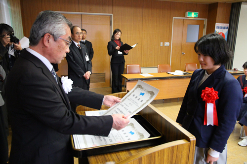 松浦教育長より、賞状が手渡される