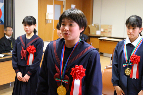 代表してお礼の言葉を述べた石川一葉さん