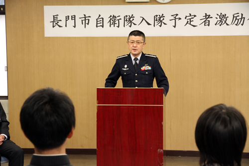 人生のアドバイスを送る自衛隊山口地方協力本部長の川名孝幸さん