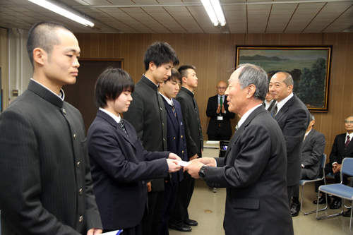 市や自衛隊家族会長門支部から記念品が贈呈