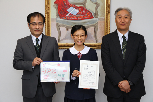 受賞した油谷小学校6年生の中ノ目ゆうさん（写真中央）
