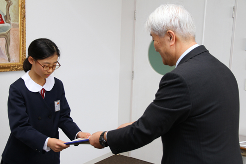 長門市立図書館の濱野泰則館長から賞状などが伝達される
