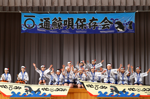 平成2年から行われる通鯨唄引継式。今年は、全校生徒19名が参加