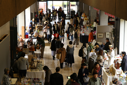 木細工や皮革製品、ハンドメイド雑貨などの店舗がつらなる