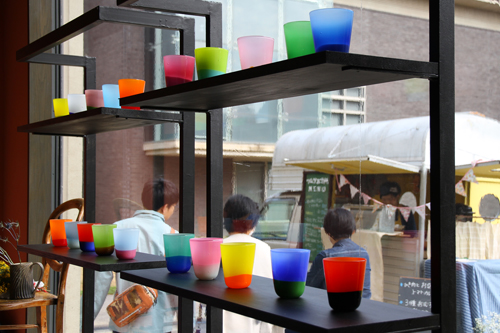 県内外から美しいアート作品が集まり、来場者の興味を引いた