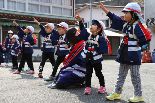 防火を呼びかけるダンスも行い、会場を沸かせた
