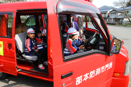 防火パレードの後は、消防車両に試乗体験