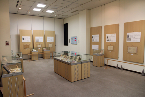 同人誌49種56冊、原稿など10点、他関連資料を展示