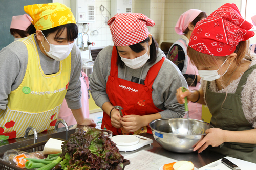 レシピを見ながら、慎重に調理する受講者