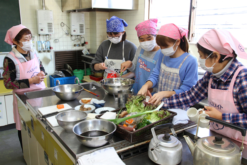 食生活改善推進協議会のメンバーの指導のもと、上達していく受講者たち