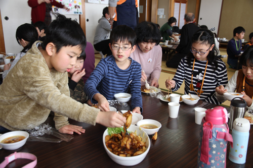 「初めて食べる味でおいしかった」と子どもたちにも好評