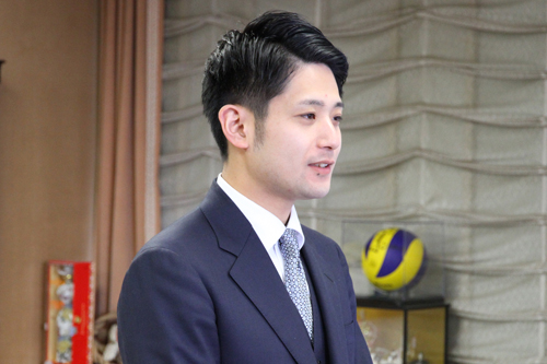 受賞を報告するホテル楊貴館の岡藤明史取締役