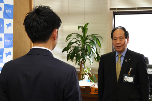 「お客様を大切にし、しっかりと泉質を守るという熱い気持ちが全国1位につながった」と称える大西市長