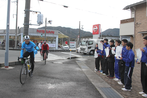 一丸選手を応援しようと深川中学校の生徒も駆け付けた