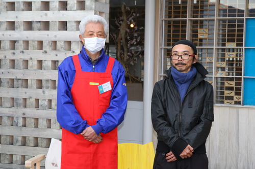 作成した川浪茂さん(右)と作成の仕上げに携わった田中大成さん（左）
