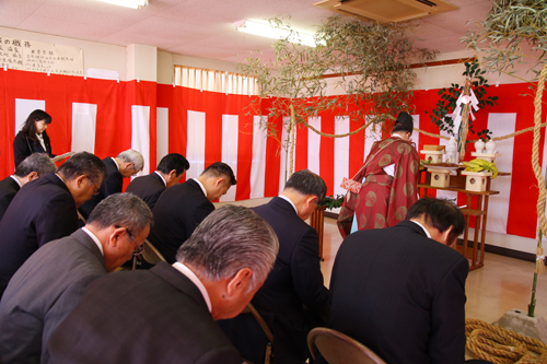 八坂神社宮国宮司による神事。海上交通安全と千客万来を祈る