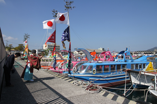 直接観光船にも祈祷を行う