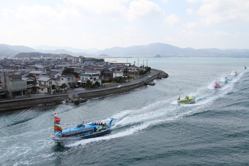 長門の春の風物詩 青海島観光船パレード 長門市ホームページ