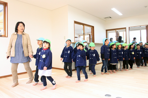 新しい園舎を見学する園児ら