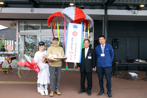 100万人目となった大阪府からお越しの西村さんご家族
