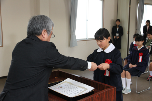 村田勇吉会長から表彰状などが授与された