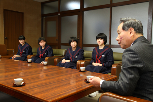 (手前右から)内山さん、西村さん、前田さん、池本さん