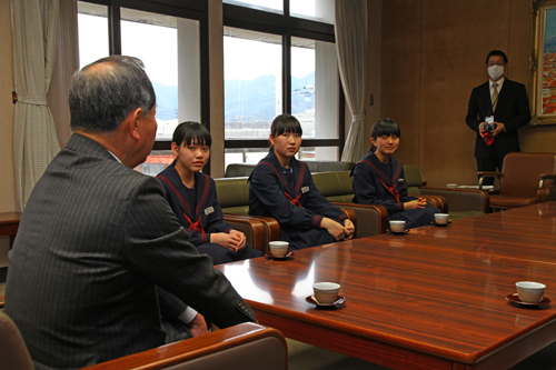 (手前左から)山下さん、堀田さん、大村さん