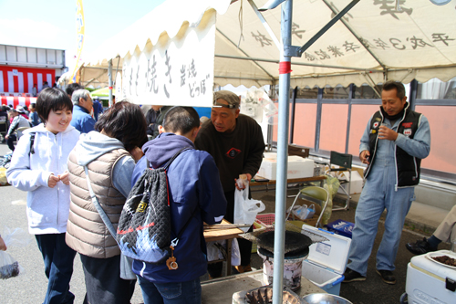 伊上地区のグルメが集まる。香ばしいにおいが会場を包む