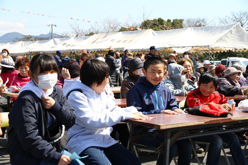 大人気の福引き、子どもたちも抽選券を握りしめる