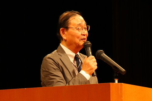 指導にあたっている下関市民ミュージカルの会代表の伊藤寿真男代表