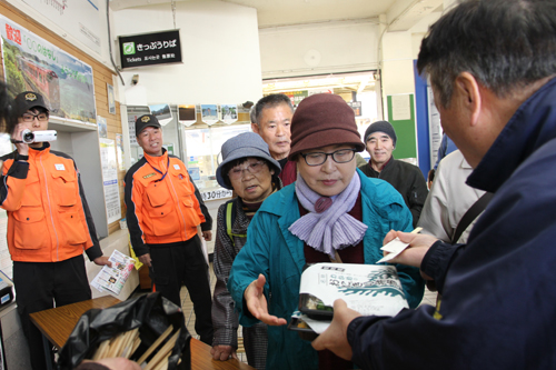 行列ができるほどの人気を博した復刻版「正明市駅弁当」の販売