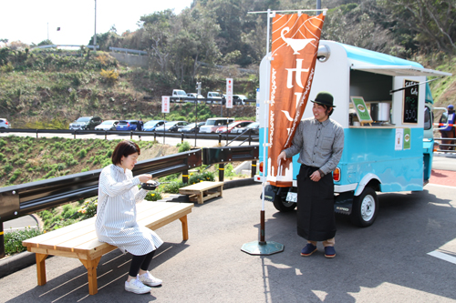 元乃隅神社を訪れていた東京都在住の冨岡美雪さんが早速試食