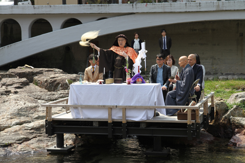 大寧寺の岩田住職により観光シーズン中の安全祈願が行われた