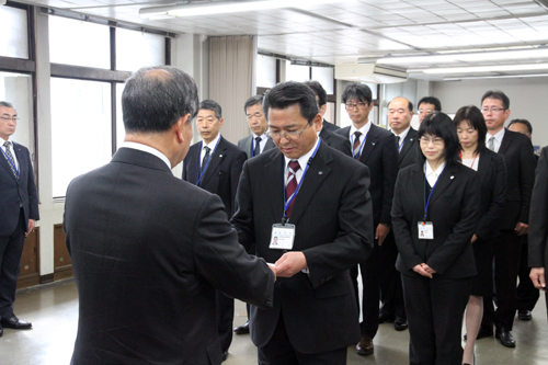 課長級以上の職員に市長から辞令が交付された
